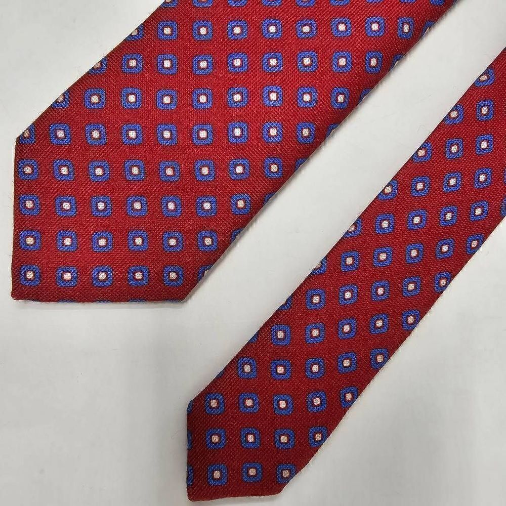 SAKS FIFTH AVENUE WOOL SILK TIE RED BLUE SQUARE POLKA DOT PATTERN TEXTURED 3"